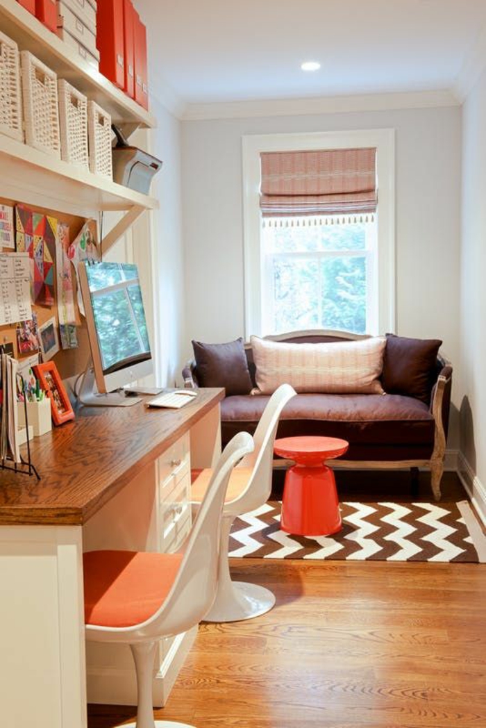 sol en parquet jaune, déco chambre étudiant, deux chaises en plastique blanche avec du tissu en couleur orange, canapé en style vintage recouvert de tissu en couleur prune 