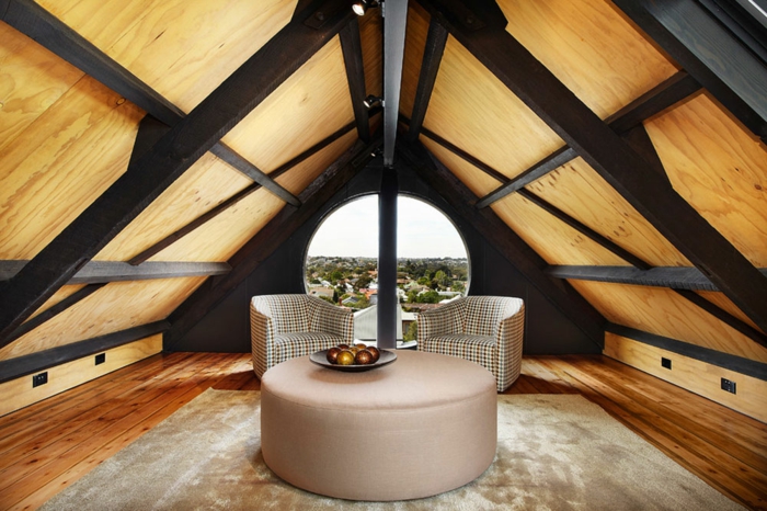 table beige, plafond attique bois et métal, deux fauteuils, amenagement grenier