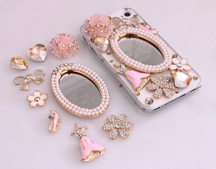 modèle original de coque portable personnalisé avec embellissements et bijoux en rose pastel et or avec petit miroir au centre