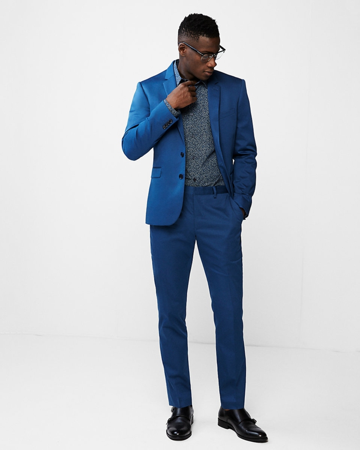 costard bleu, costume bleu roi, pantalon porté sans ceinture, avec tour de taille en tissu finition satinée, chaussures noires, chemise aux imprimés de léopard discrets