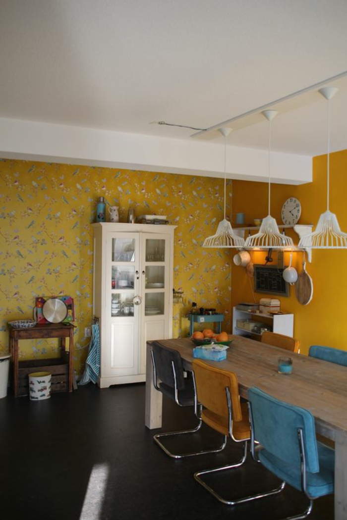 renover sa cuisine, repeindre une cuisine en jaune moutarde, sol en bois noir, chaises en velours bleu, jaune moutarde et noir 