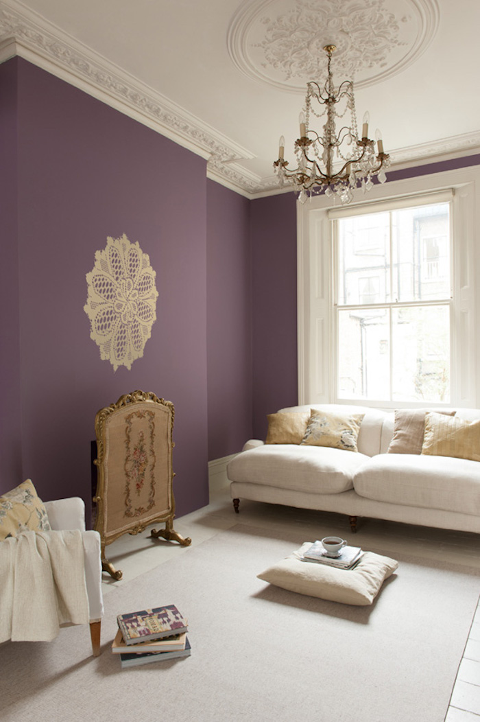 peinture prune pour salon, peindre interieur en violet, décoration pochoir doré sur mur