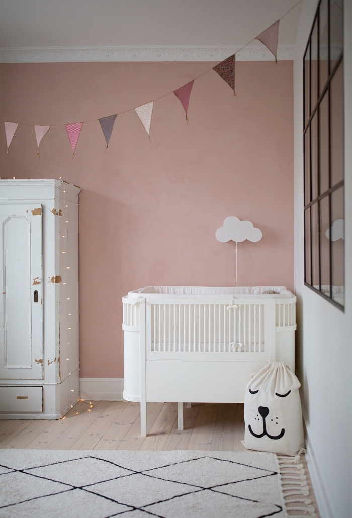 astuce de décoration de la chambre complete bebe avec un tapis beige et garde-robe relooké de style shabby chic