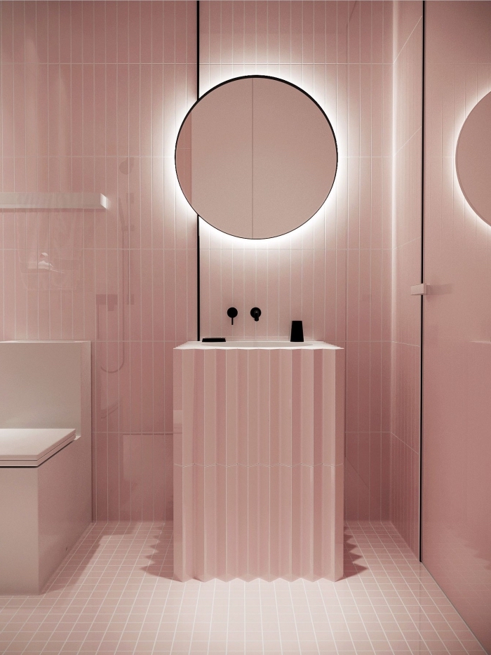 look monochrome en rose pastel dans une petite salle de bain avec meubles à design moderne et éclairage néon