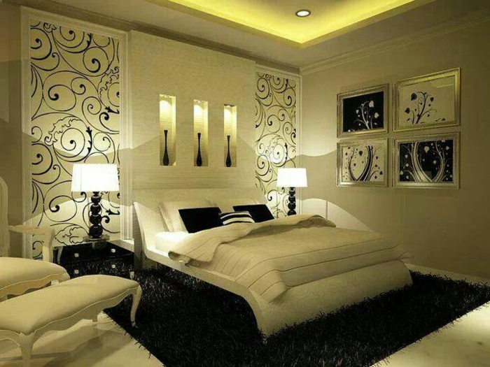 chambre parentale en beige avec un tapis noir, tableaux encadrés abstraits, tapis moelleux
