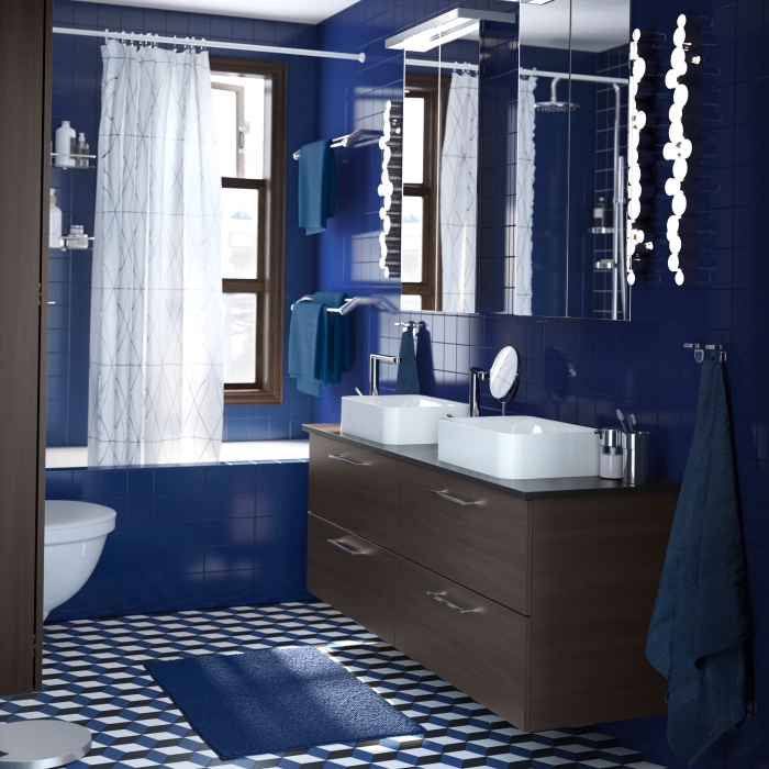 meubles sous lavabo en bois foncé, carrelage mural en couleur bleu foncé avec meubles de bois marron foncé