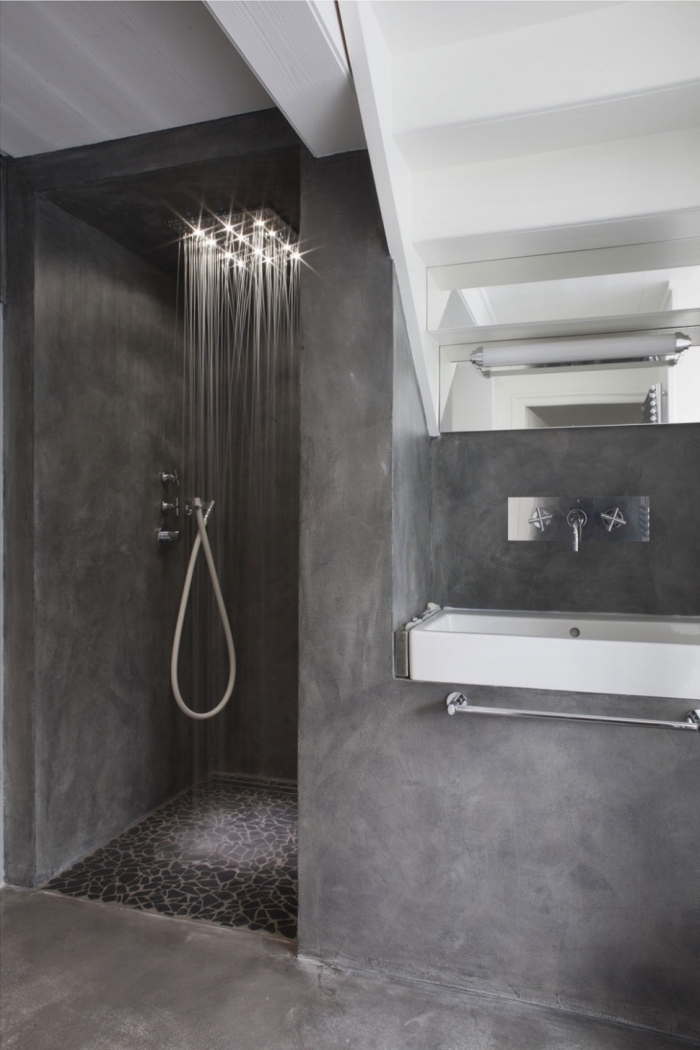 tendance salle de bain moderne aux murs design béton et plafond blanc, modèle de douche à effet pluie aux murs gris