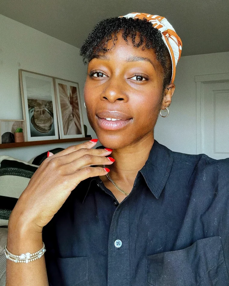 coupe afro femme tendance avec frange coiffure avec bandeau