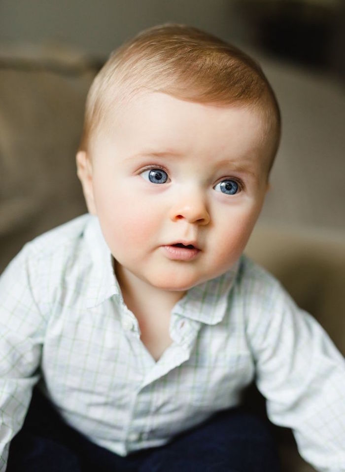 a quel age couper les cheveux de bébé blond yeux bleus chemise à carreaux baby 