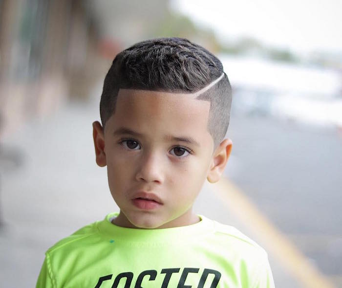coiffure garcon 4 ans a la mode courte sur le coté avec traie