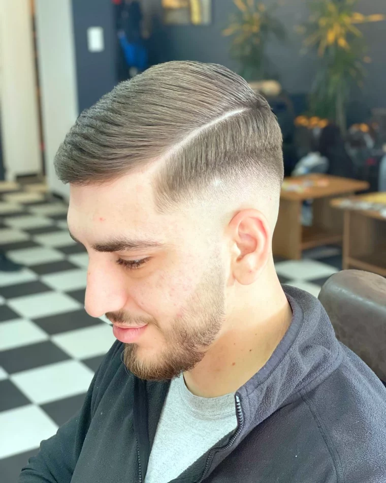 coupe degrade homme moderne avec une raie