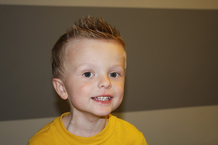 coupe court garcon enfant 4 ans blond cheveux en pic