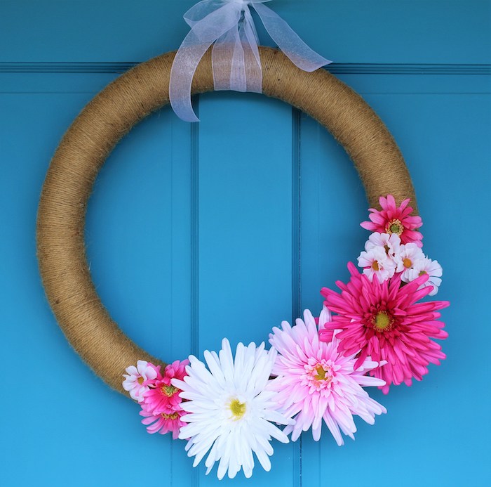 une couronne décorée de ficelle de chanvre avec des fleurs naturelles en deco, deco porte printemps originale, activiter manuel