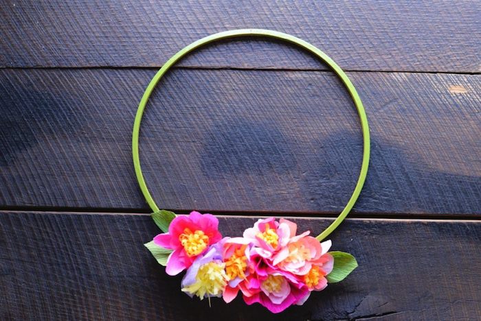 idée d activité manuelle pour fabriquer une couronne de fleurs en anneau vert en plastique et fleurs colorés en papier crépon