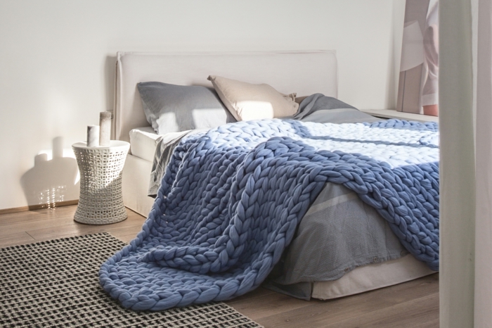 intérieur sobre, plaid tricoté bleu, chevet tressé, tete de lit en tissu, couleurs claires et agréables