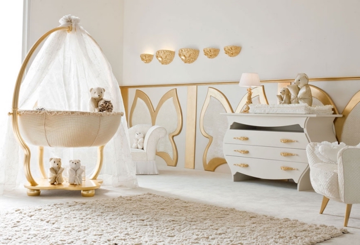 chambre bébé mixte en beige blanc et or avec peinture murale blanche et accessoires aux finitions dorées, modèle de crèche beige à baldaquin
