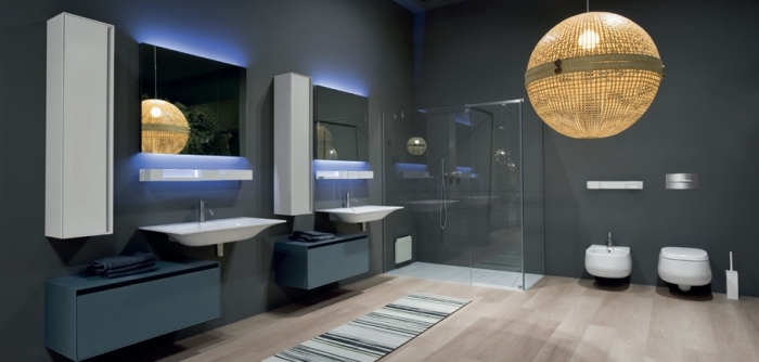 meuble sous lavabo de couleur bleu foncé sans poignées, modèle de miroir avec éclairage intelligent, rangement vertical et moderne blanc
