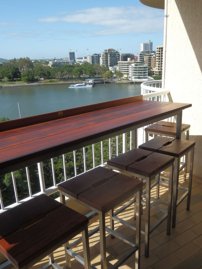 idée mobilier balcon pratique, meuble bar pour barriere de balcon, table etroite pour terrasse