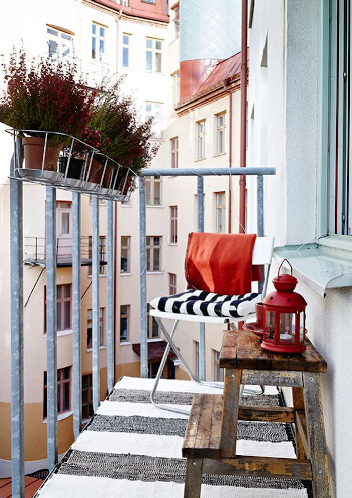 mobilier vintage pour petit balcon de centre ville, jardiniere pour pots de fleurs pour rambarde