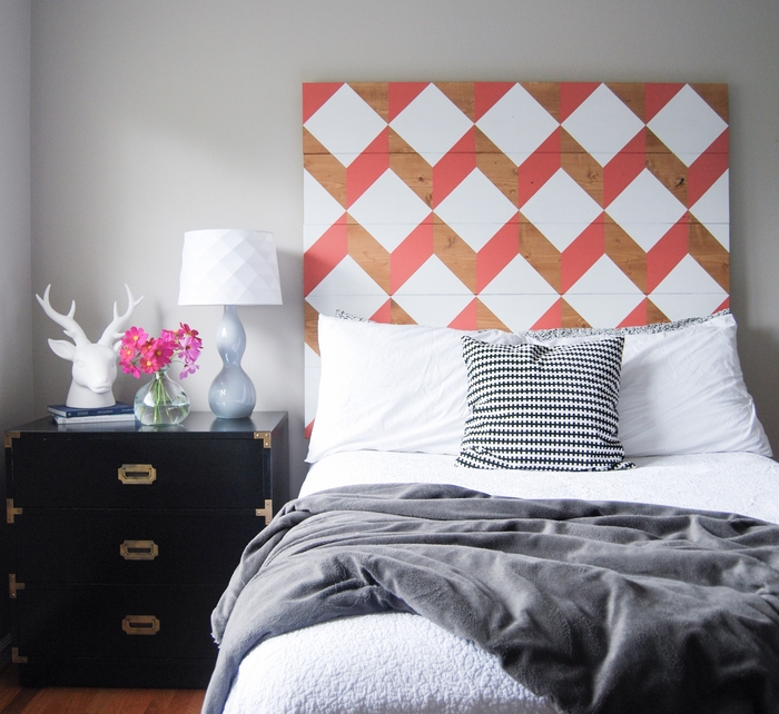 deco tete de lit avec des motifs géométriques colorés crées pour une ambiance graphique tendance dans la chambre à coucher 
