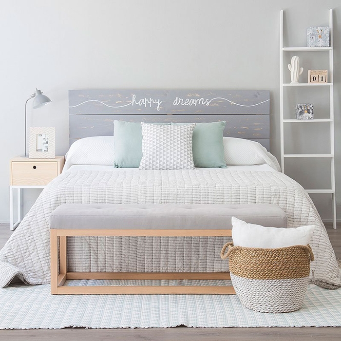 une atmosphère apaisante dans la chambre à coucher crée par l'association de blanc, gris pâle et vert pastel, fabriquer une tete de lit en palette pour la chambre ado 
