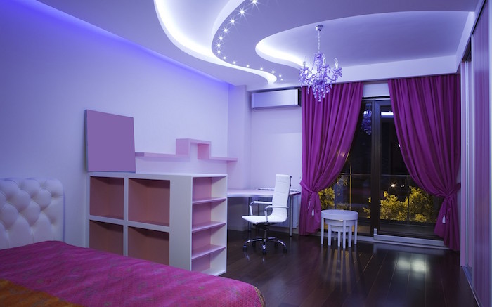 Culori dormitor violet pentru printesa, candelabru roz, perdele si pat mov inchis-fuchsia;