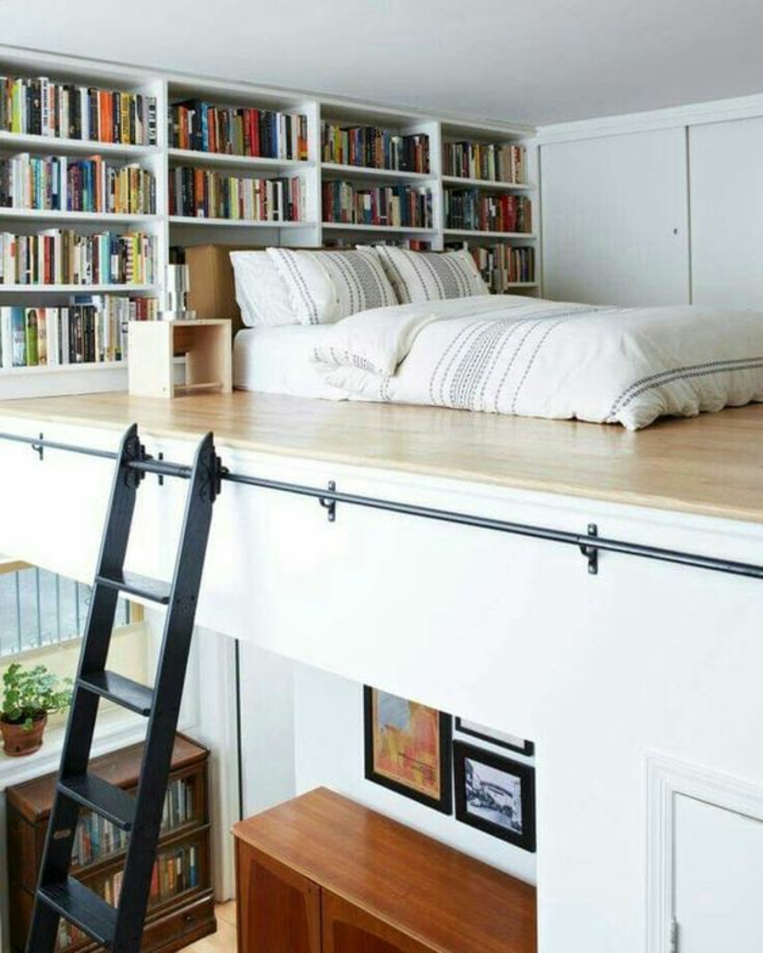 déco chambre étudiant, decoration interieur appartement, biblio avec des étagères blanches, grand lit avec linge de lit en style rétro, échelle en métal noir