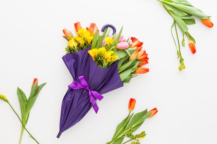 décoration originale de printemps en parapluie violet remmpli de fleurs jaunes et de tulipes, deco printemps originale pour porte