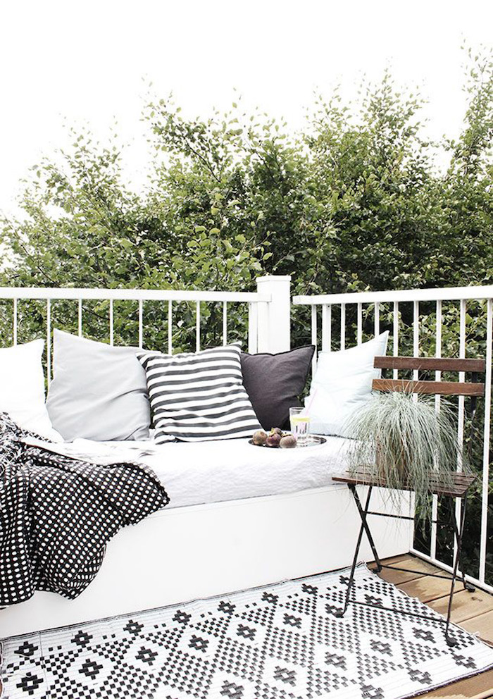 modele de canapé pour balcon style scandinave, sofa blanc pour exterieur, photo de terrasse en bois