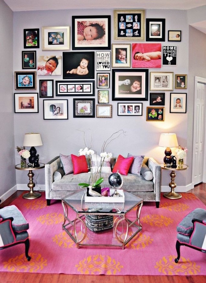 décorer salon avec cadres photos, idée decoration photos de bébé, salon gris et rose