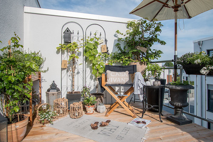idée deco paysagiste pour terrasse d'appartement, parquet pour balcon et jardiniere murale