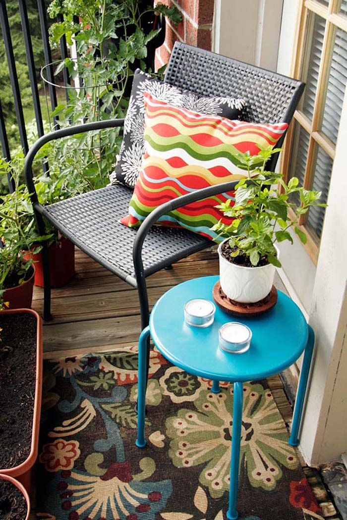 meubler un mini balcon exterieur maison, petite table pour terrasse, table de chevet bleue