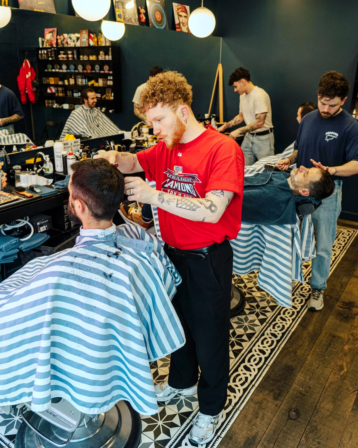 degrade progressif sur cheveux fins coiffeur dans une salon avec son client