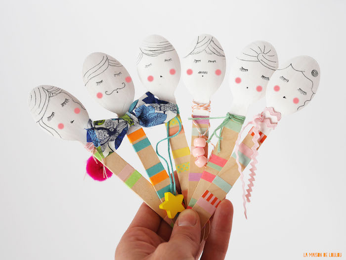 exemple d'activité manuelle maternelle, des cuillères décorées aux visages dessinés et corps à bandes colorées avec des chutes de tissu