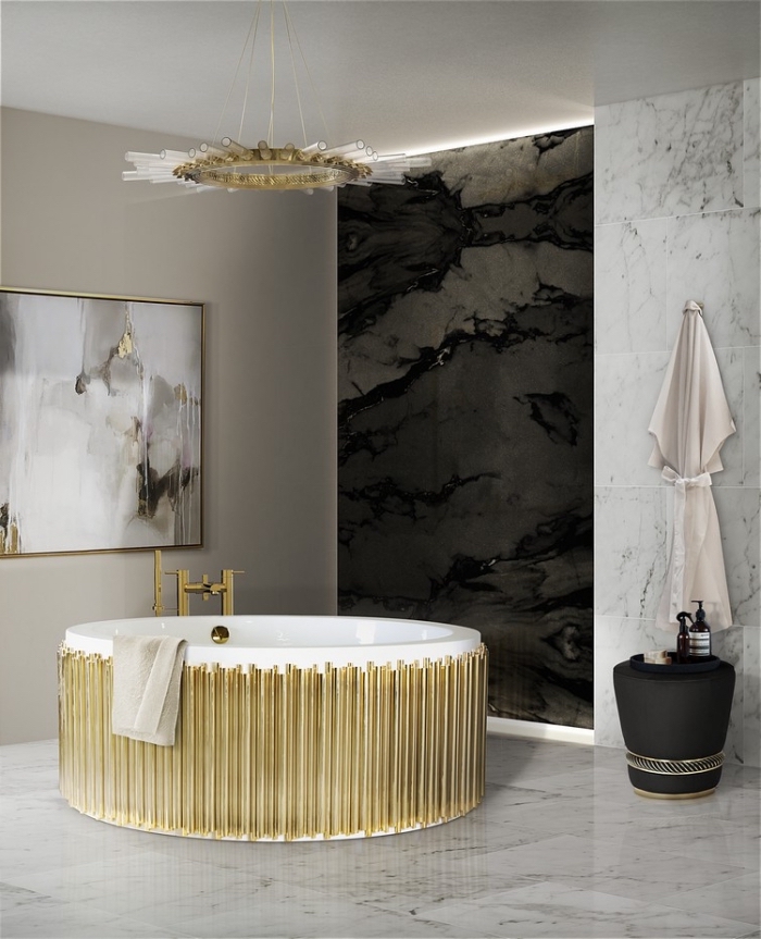 amenagement salle de bain moderne avec peinture murale taupe et revêtement partiel en marbre blanc et noir, baignoire et luminaire en blanc et or