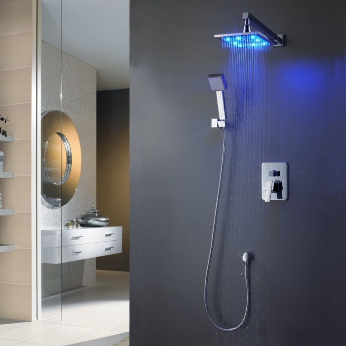 idee deco salle de bain avec appareils intelligents et automatiques, modèle de douche à effet pluie avec éclairage néon bleu
