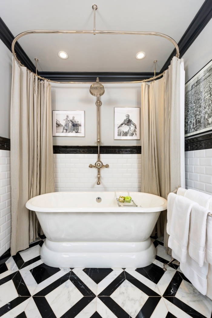 meuble salle de bain en blanc et noir avec carrelage à design marbre blanc et motifs géométriques noirs, rideaux baignoire en or