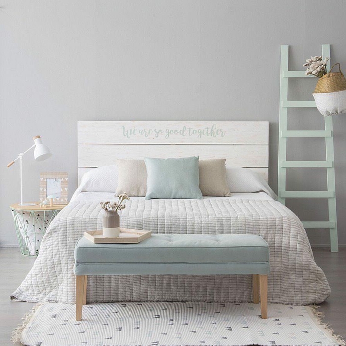 idée d aménagement d un chambre d hôtes à déco douce et relaxante en couleurs pastel, tete de lit en palette transformée avec de la peinture blanche
