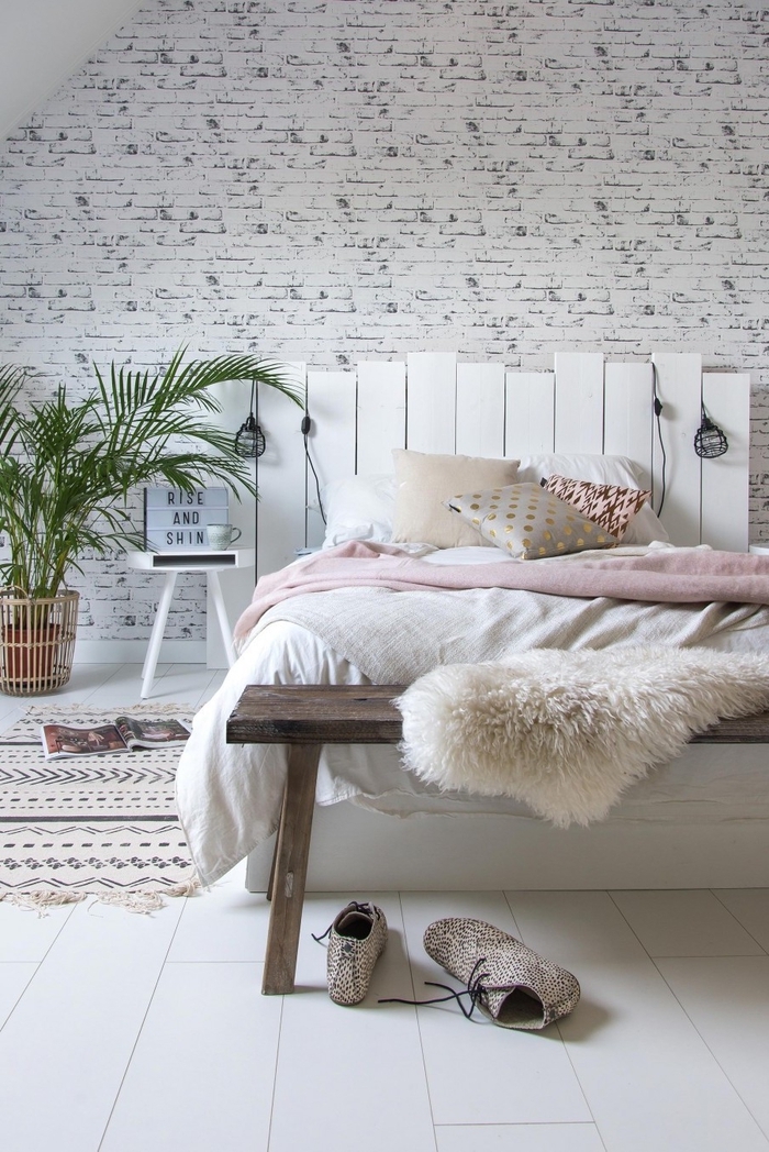 l'aménagement d'une chambre à coucher cocooning aux accents déco nordiques avec une tete de lit en palette repeinte en blanc 