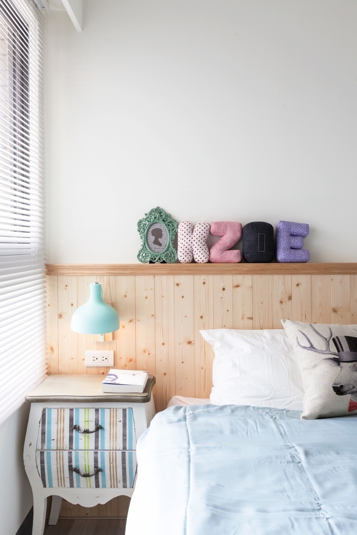 fabriquer une tete de lit en bois naturel pour apporter une touche chaleureuse dans la chambre à coucher, déco douce aux accents pastel sur le thème du pays des merveilles