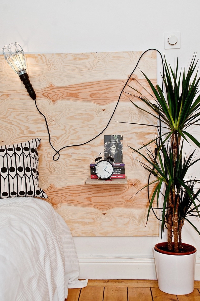idee tete de lit original à faire soi-même, ambiance minimaliste avec une tête de lit réalisé à partir d'un panneau en contreplaqué et une lampe baladeuse de style industrielle