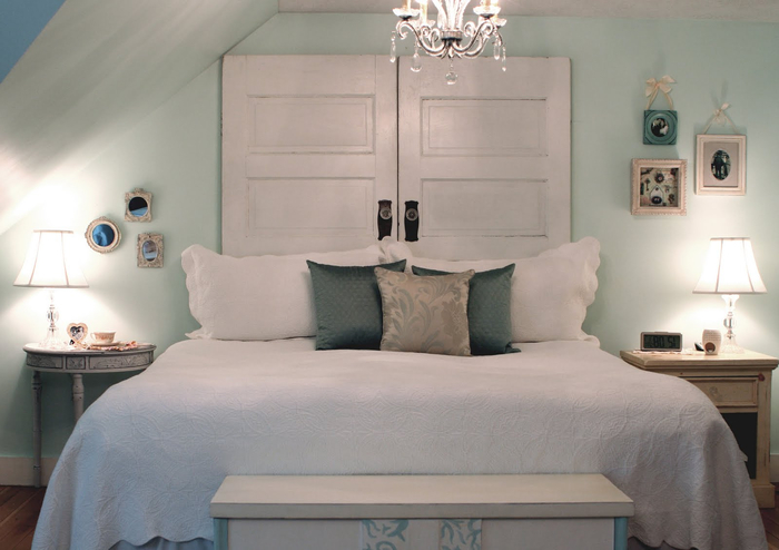 une chambre à coucher vert d'eau pâle de style shabby chic dans laquelle on introduit un accent original grâce à la tete de lit bois récup