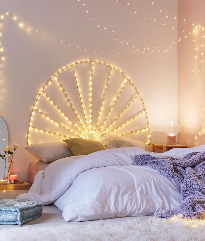 decoration cocooning idee tete de lit lumineuse, lit cosy au sol avec linge de lit gris et blanc, tapis moelleux blanc