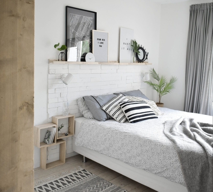 une chambre à coucher de style scandinave en blanc et gris aux accents en bois naturel, modèle de tete de lit a faire soi meme à partir des pièces de bois récupéré