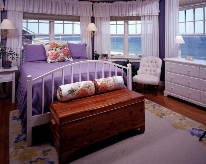 deco chambre retro avec vue sur mer, chambre couleur violet mauve