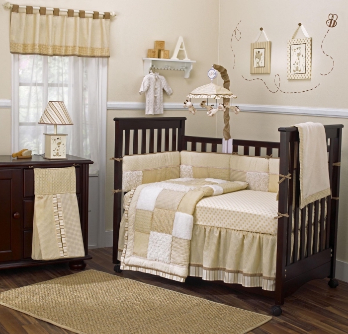 comment aménager la chambre bébé en couleurs neutres avec peinture murale beige et meubles de bois marron foncé