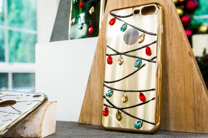 comment décorer une housse telephone ou coque portable pour Noel avec vernis à ongles noir et cristaux en rouge or et bleu