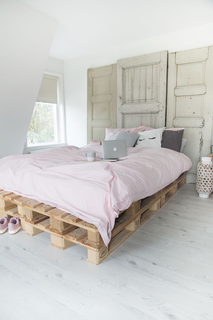 idées pour un relooking de la chambre à coucher avec des matériaux récupérés, fabriquer tete de lit en porte ancienne et un lit en palette