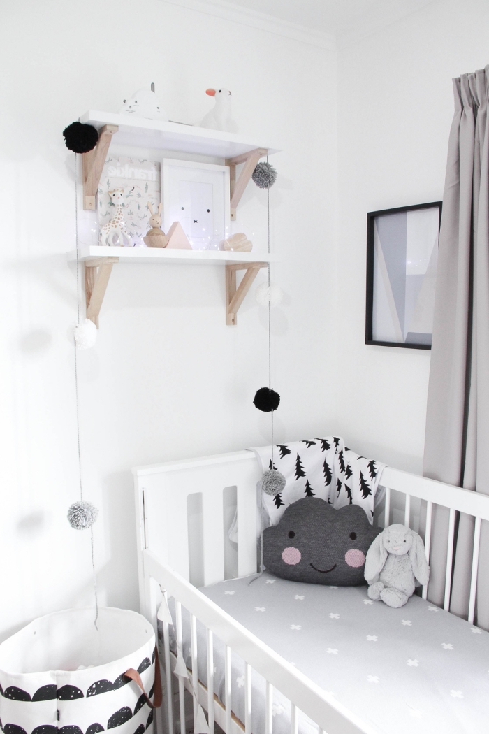 rangement mural avec étagère blanc et bois dans la deco chambre fille ou garçon bébé aux murs blancs et meubles blancs
