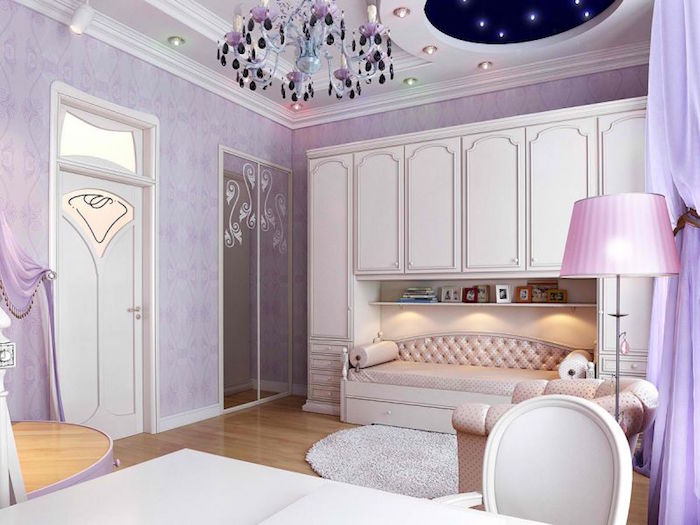 grande chambre retro avec tapisserie mauve, decoration chambre de princesse rose